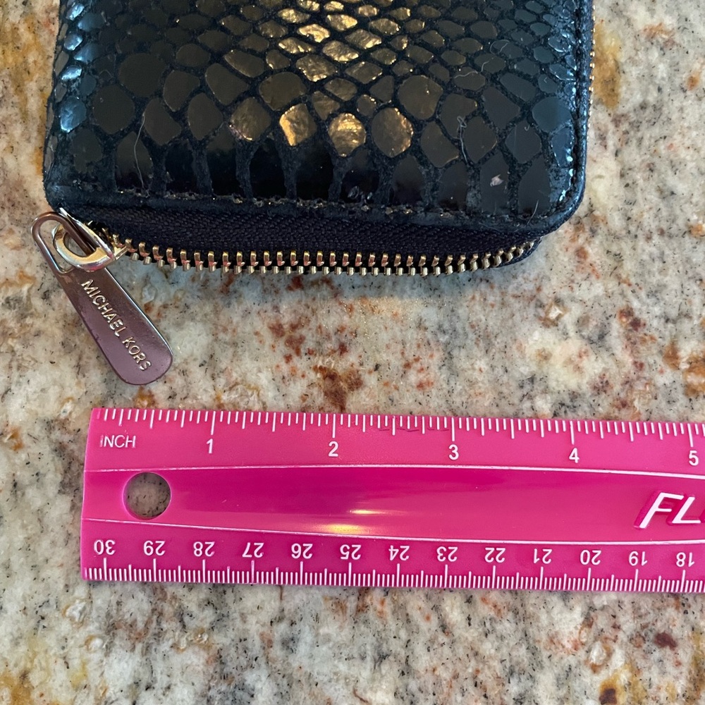 Women’s Michael Kors Black Leather Gold Hardware Reptile Zipper Wallet Preowned - Picture 6 of 9